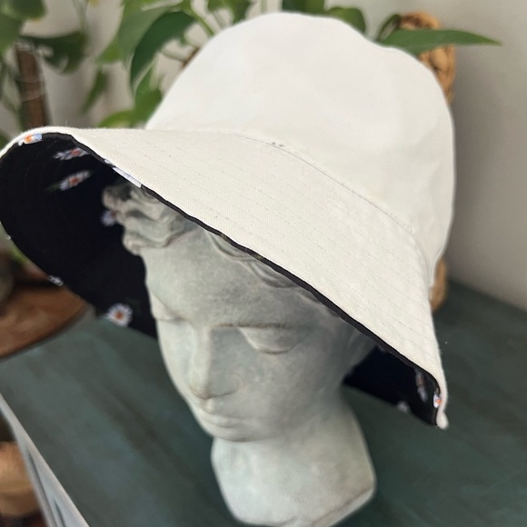 Alice + Olivia daisy bucket hat reversible 
One size - Picture 5 of 6